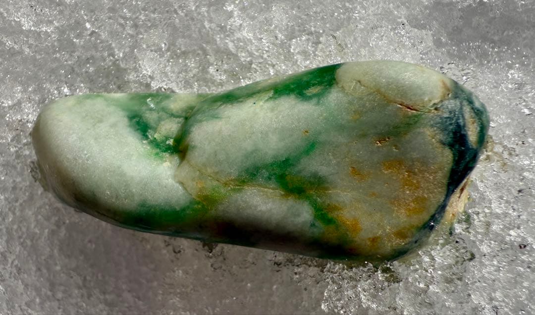 新潟県糸魚川市玉ノ木海岸産宝石質ヒスイ輝石岩