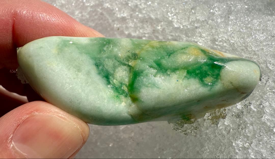 新潟県糸魚川市玉ノ木海岸産宝石質ヒスイ輝石岩