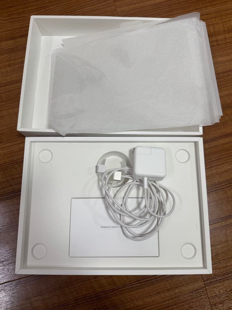 超美品MacBookAir M2 スターライト 8GB 充放電回数8回　カバー付