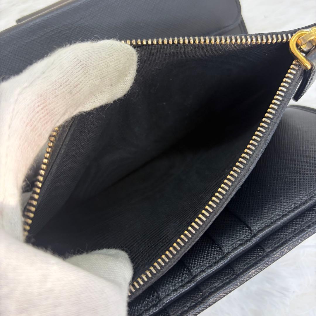 美品✨️プラダ 長財布 折り財布 レザー サフィアーノ ブラック 金ロゴ