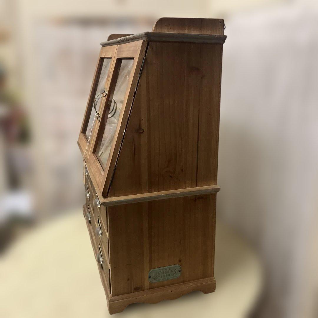 マニー グランシュマン 木製アンティーク風キャビネット ガラス2枚扉 引き出し6