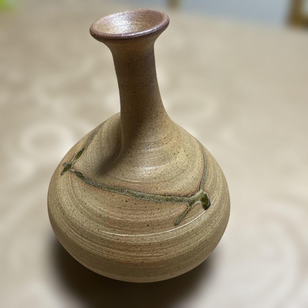 ベージュ陶器花瓶 緑色のライン装飾