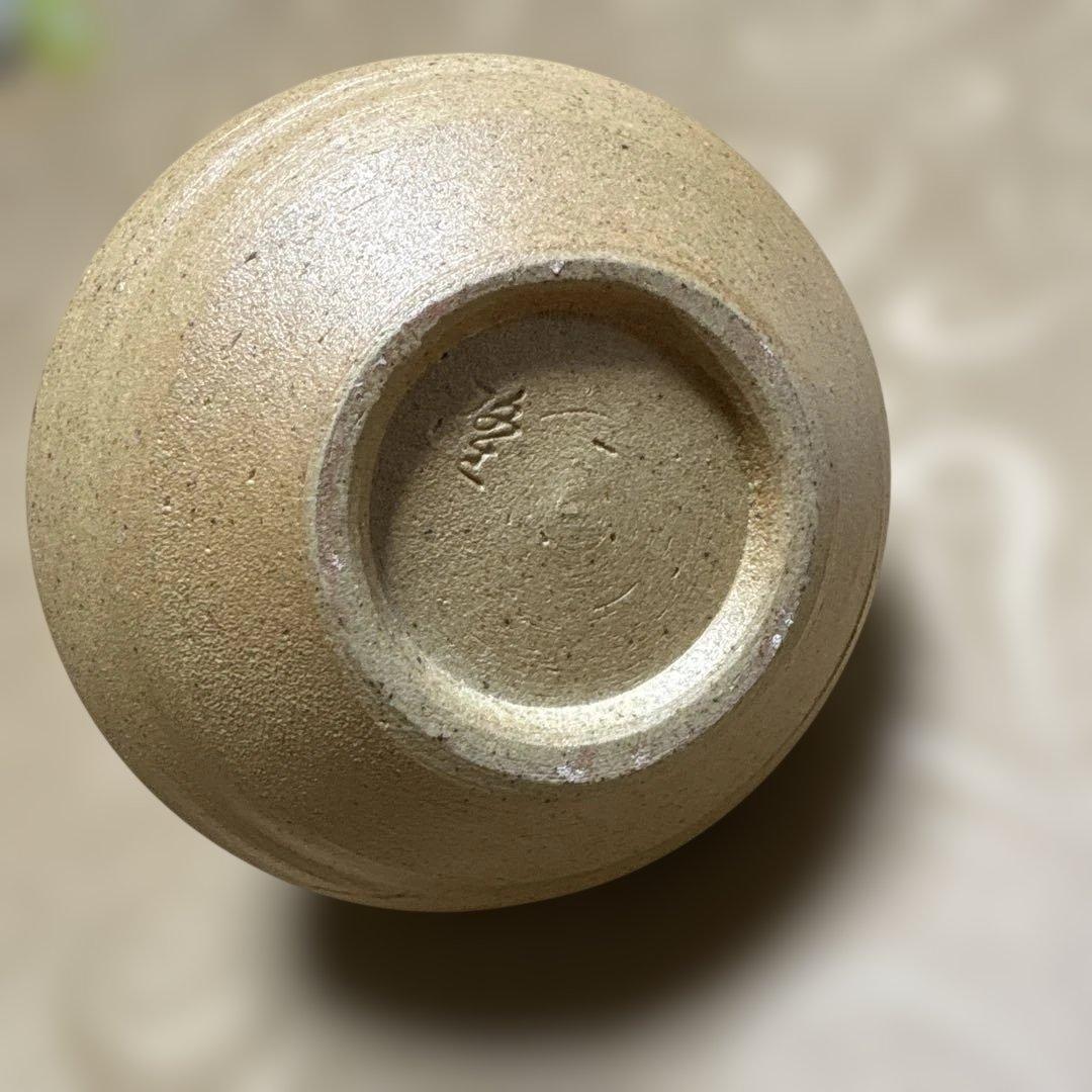 ベージュ陶器花瓶 緑色のライン装飾