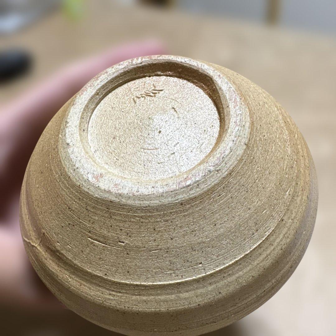 ベージュ陶器花瓶 緑色のライン装飾