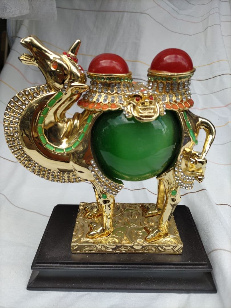 金色のキャメル置物 緑色の石付き