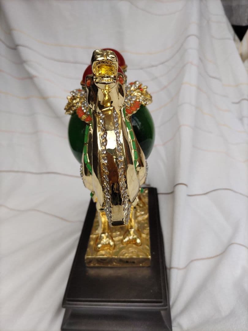 金色のキャメル置物 緑色の石付き