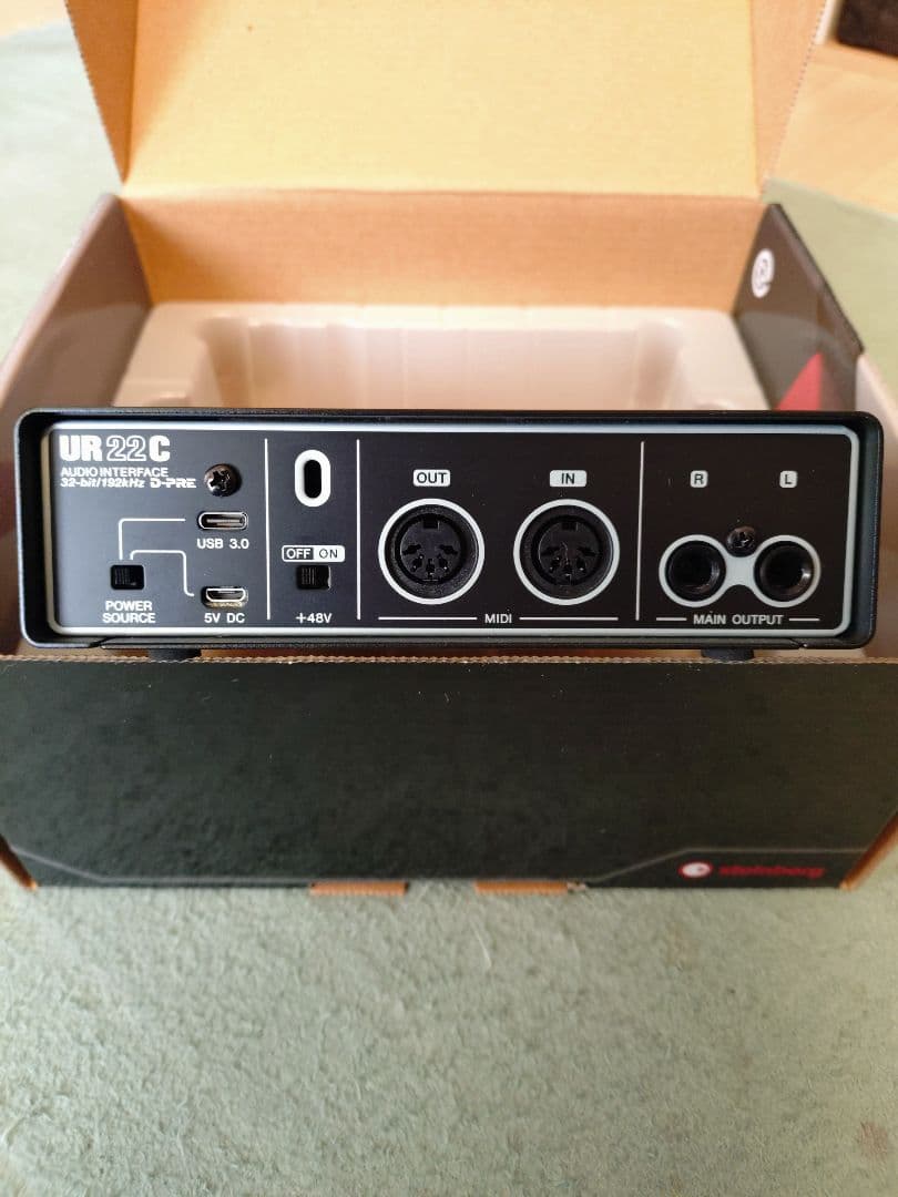 Steinberg UR22C 　限定レッドカラー