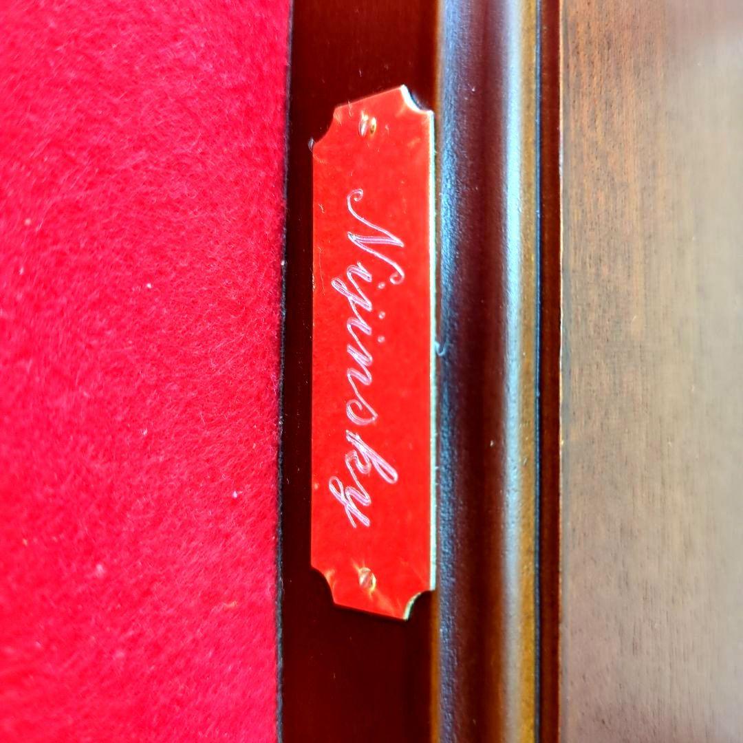 ロィヤルドルトン・不滅の英国三冠馬…Njinskyの陶器製オブジェ。