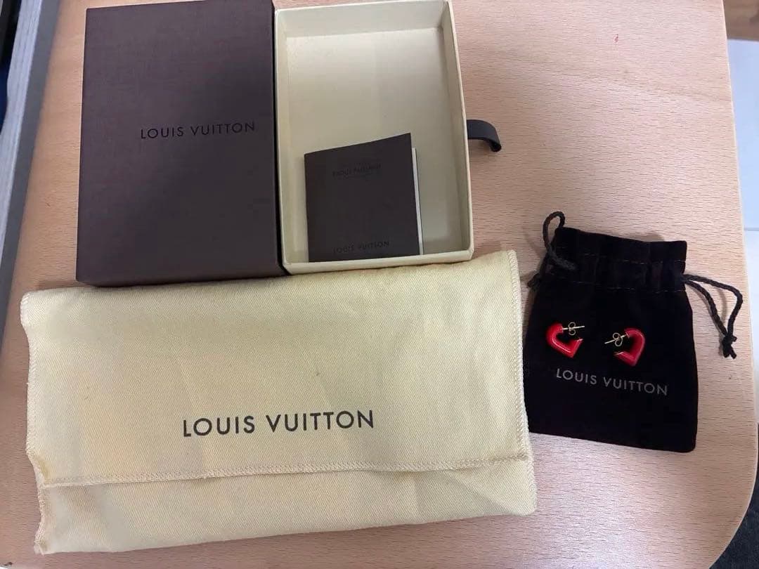 LOUIS VUITTON ハート型ピアス レッド