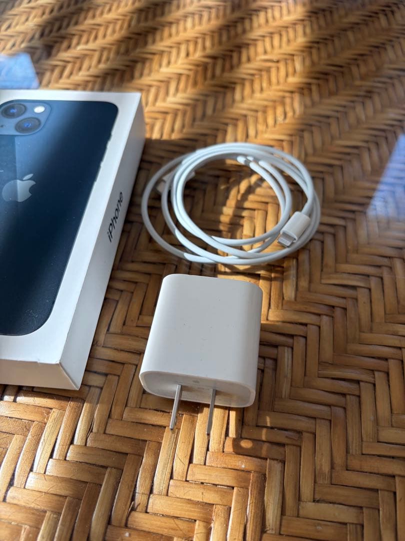 美品□Apple iPhone 13 128ブラック ケーブル アダプター箱付き