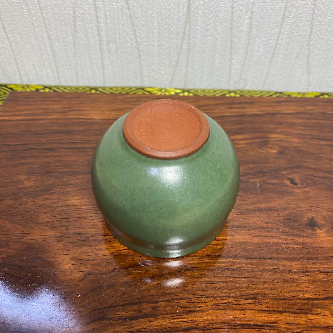 三浦小平二　むみょうい常山　小平窯 ぐい呑　お猪口　陶器製お猪口 緑色とベージュ