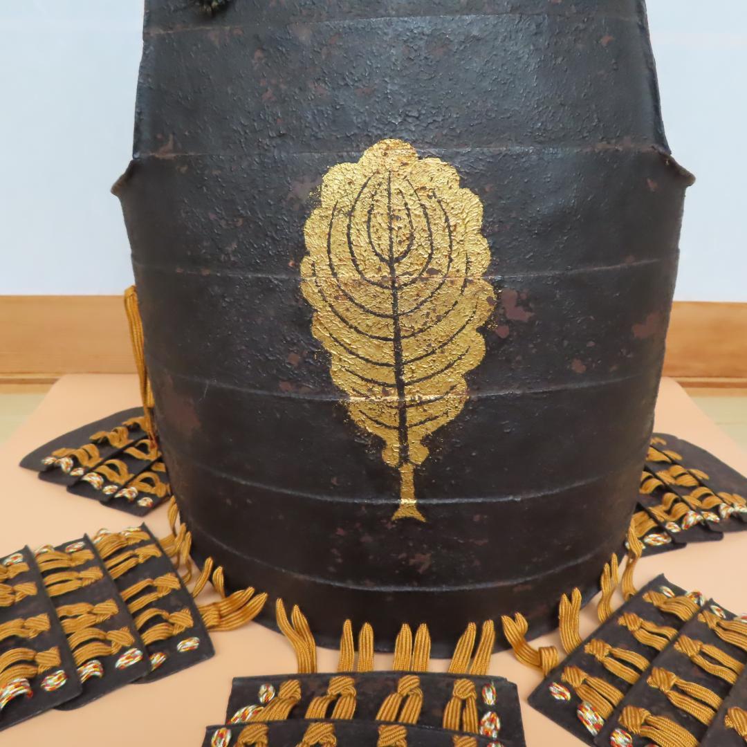 江戸時代の本物です。一枚柏紋二枚胴（鎧兜・鎧・甲冑・胴・具足)