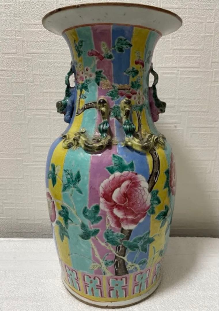 中国 旧家蔵出し 清時代 粉彩 双耳 牡丹花卉紋瓶骨董品。