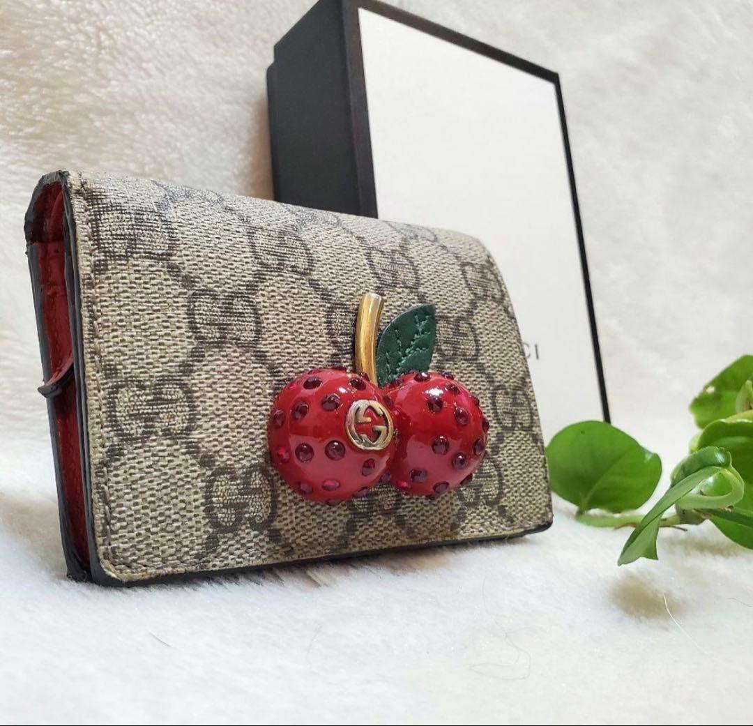 美品 グッチ GGスプリーム 2つ折り財布 チェリー インターロッキング