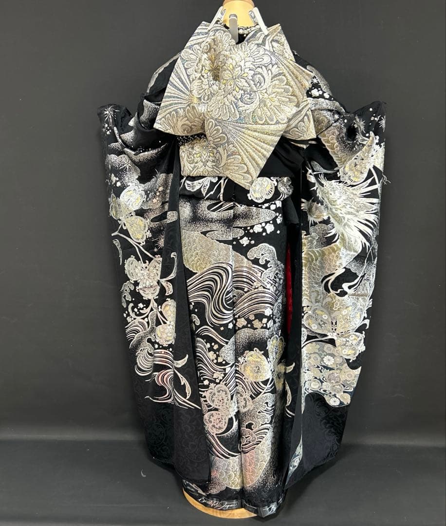 関芳　黒地の銀彩　龍の柄の振袖フルセット