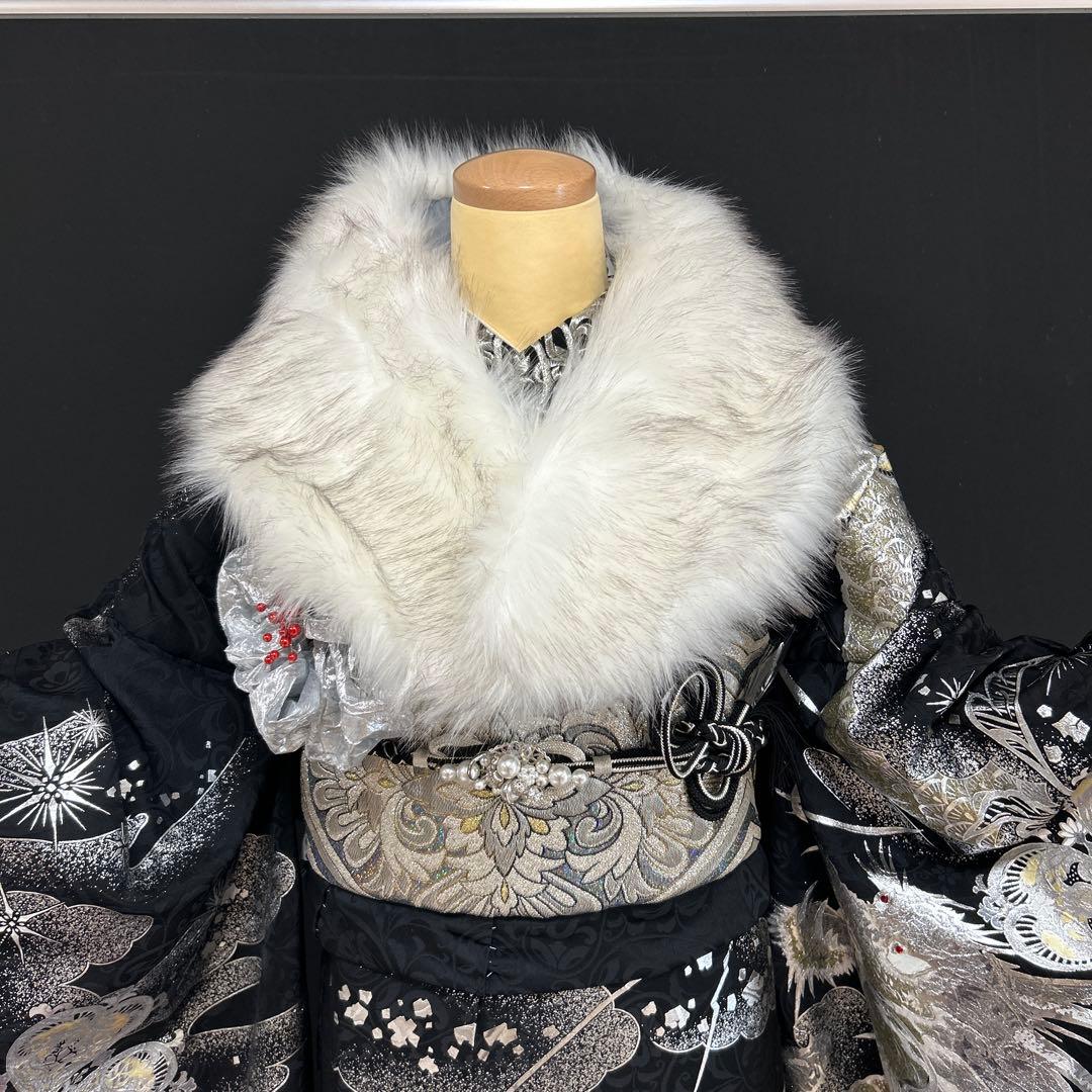 関芳　黒地の銀彩　龍の柄の振袖フルセット