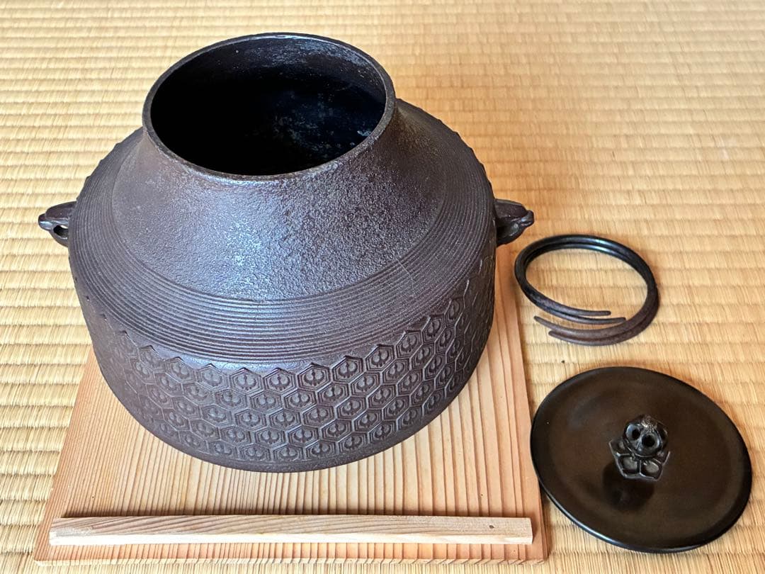 茶道具　『亀甲鶴紋 独楽釜』鉄製茶釜 人間国宝 高橋敬典造