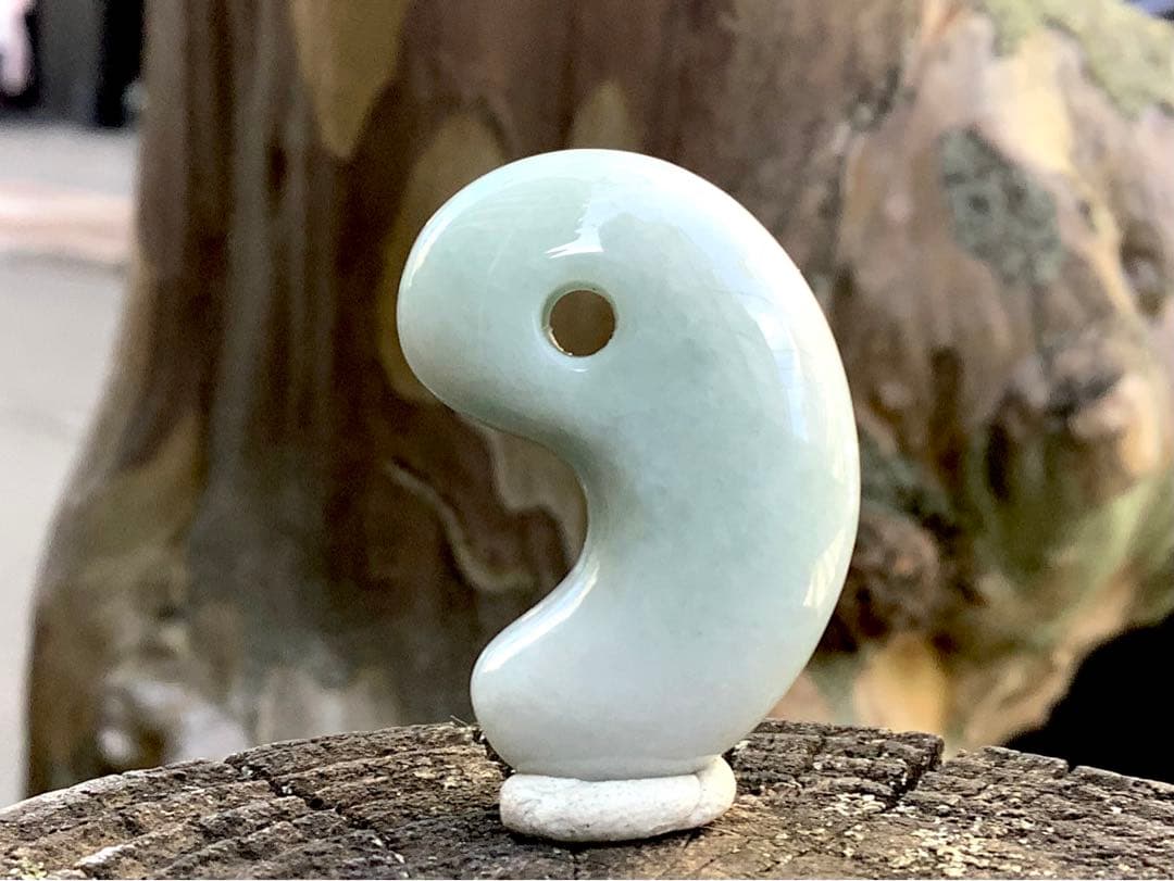 ✳お値段と品質に自信あり‼️糸魚川翡翠勾玉　本物ジェダイトをお身近に　機械鑑定付‼️