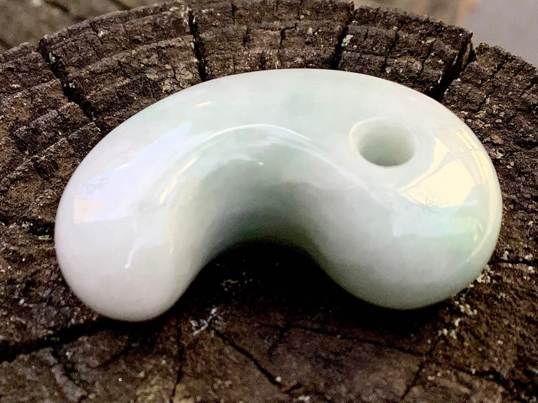 ✳お値段と品質に自信あり‼️糸魚川翡翠勾玉　本物ジェダイトをお身近に　機械鑑定付‼️