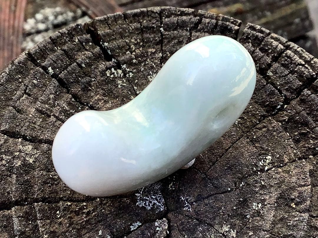 ✳お値段と品質に自信あり‼️糸魚川翡翠勾玉　本物ジェダイトをお身近に　機械鑑定付‼️