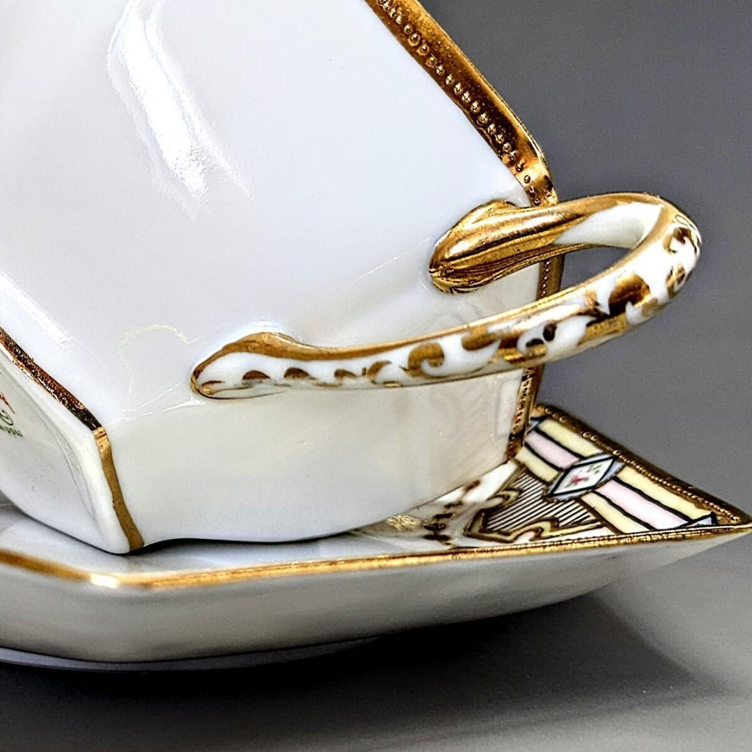 オールドノリタケ・金盛上陽刻薔薇柄　ガーランド装飾　ヘキサゴン　カップ＆ソーサー