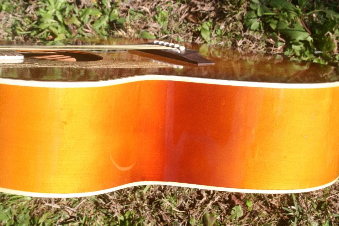 1970年代に日本の松本のマツモクで製造されたGranada J200モデル