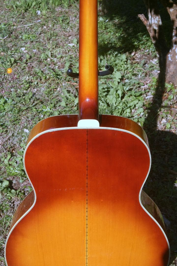 1970年代に日本の松本のマツモクで製造されたGranada J200モデル