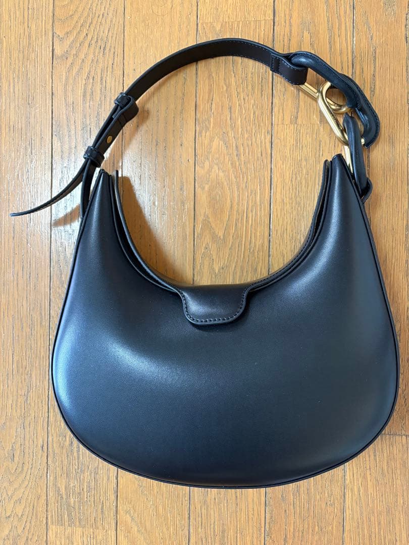 CHARLES & KEITH コラ メタリックアクセントムーンバッグ黒