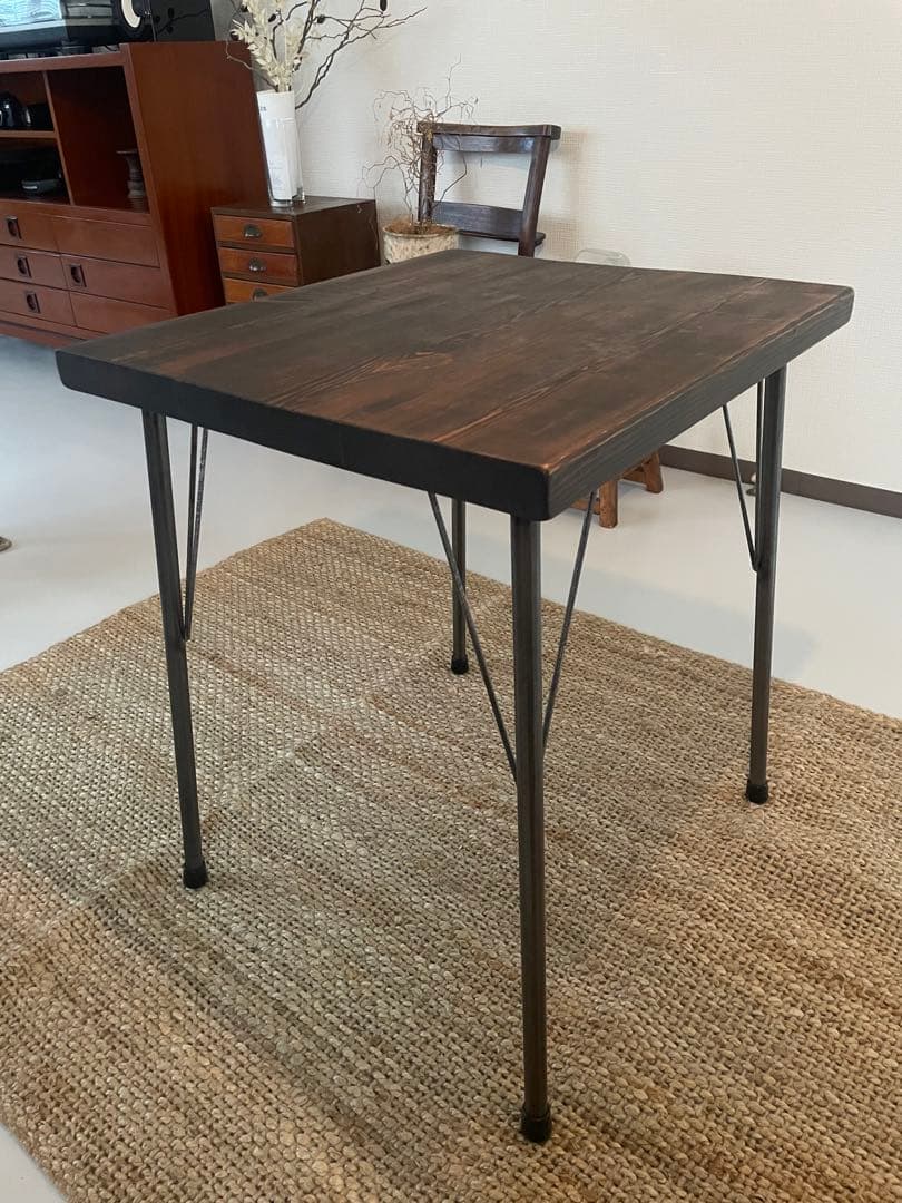 ダークブラウン　木製テーブル
