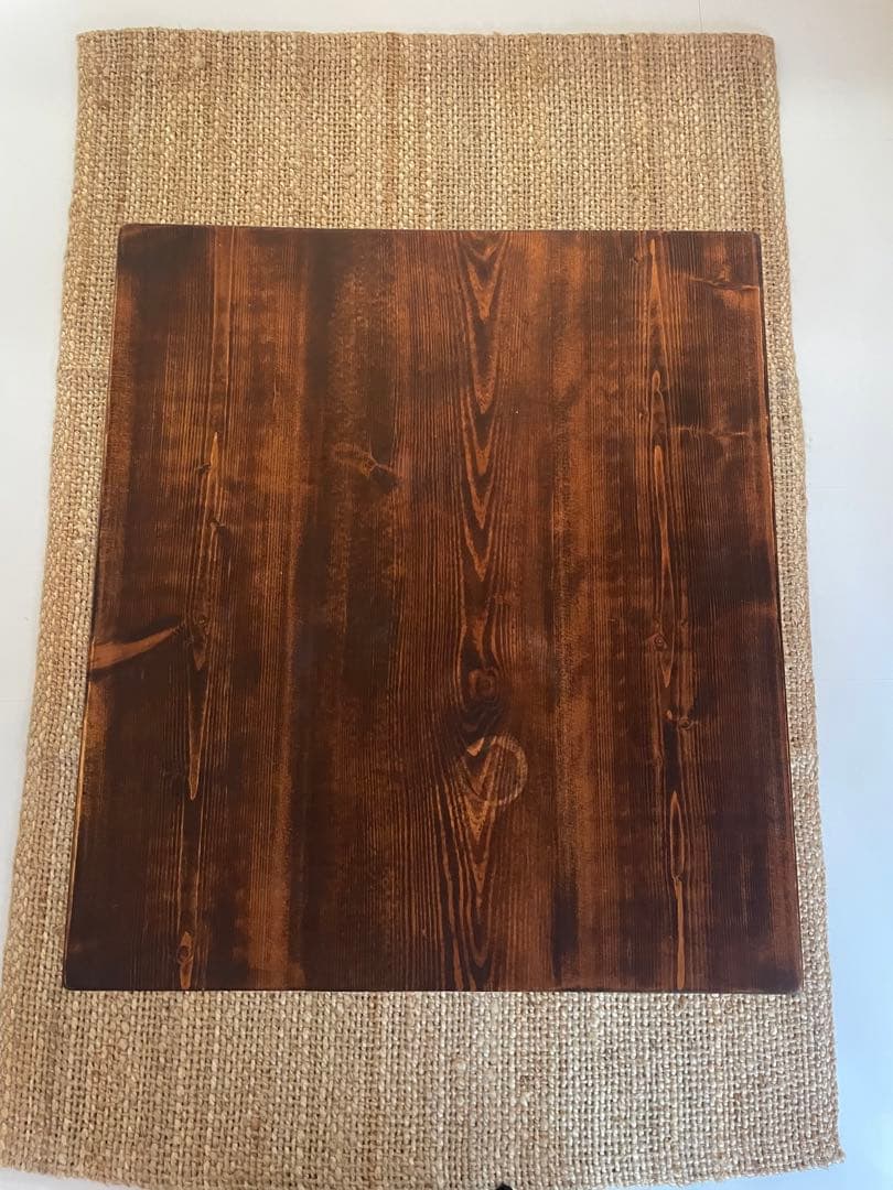 ダークブラウン　木製テーブル