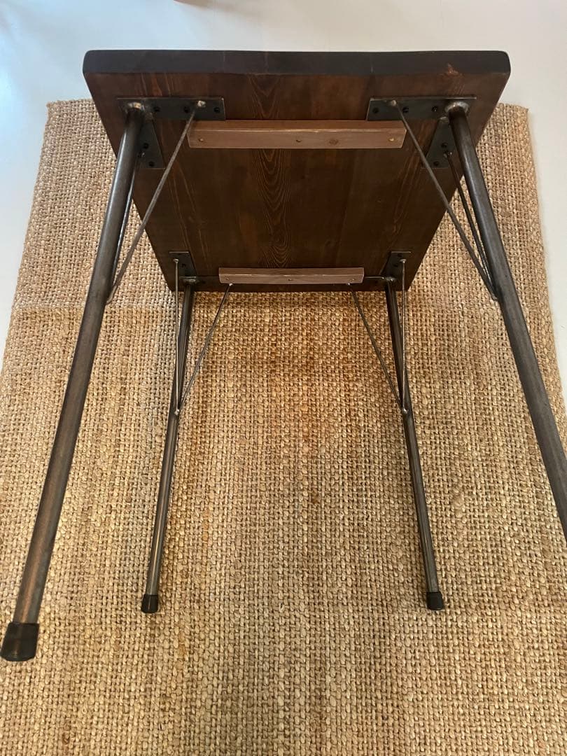 ダークブラウン　木製テーブル