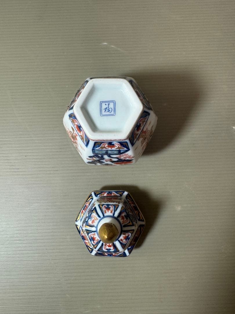2934 有田焼 角福　沈香壺 六角飾壺 金彩染錦 間取花絵