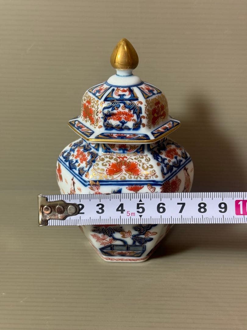 2934 有田焼 角福　沈香壺 六角飾壺 金彩染錦 間取花絵