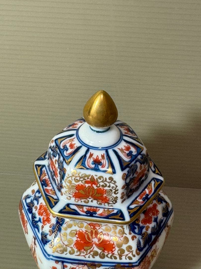 2934 有田焼 角福　沈香壺 六角飾壺 金彩染錦 間取花絵