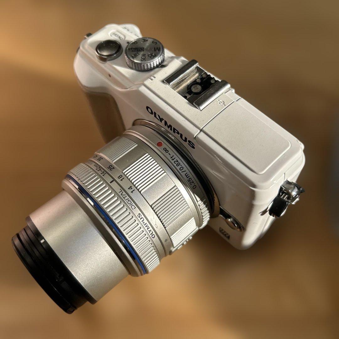 OLYMPUS ミラーレスカメラ ホワイト