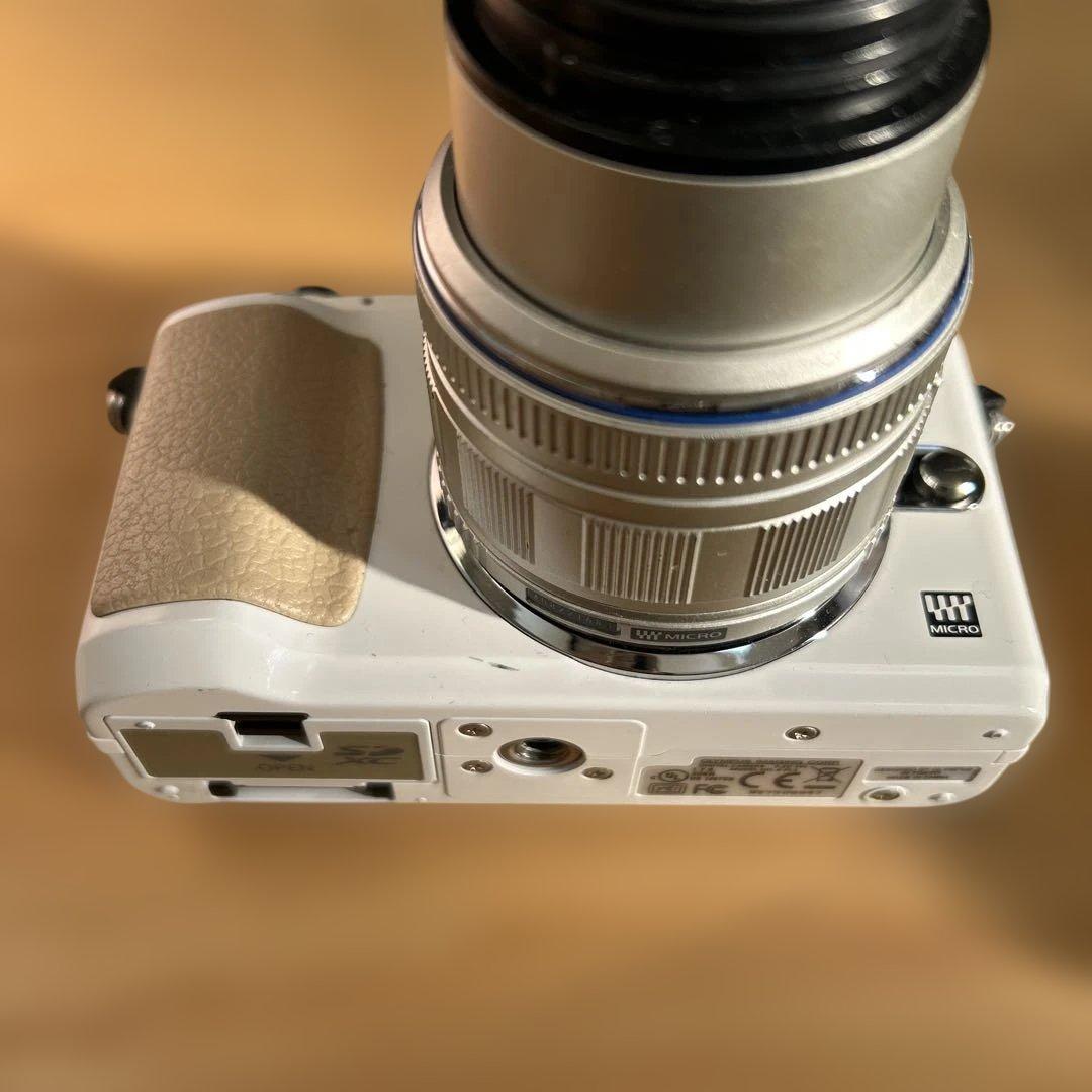 OLYMPUS ミラーレスカメラ ホワイト