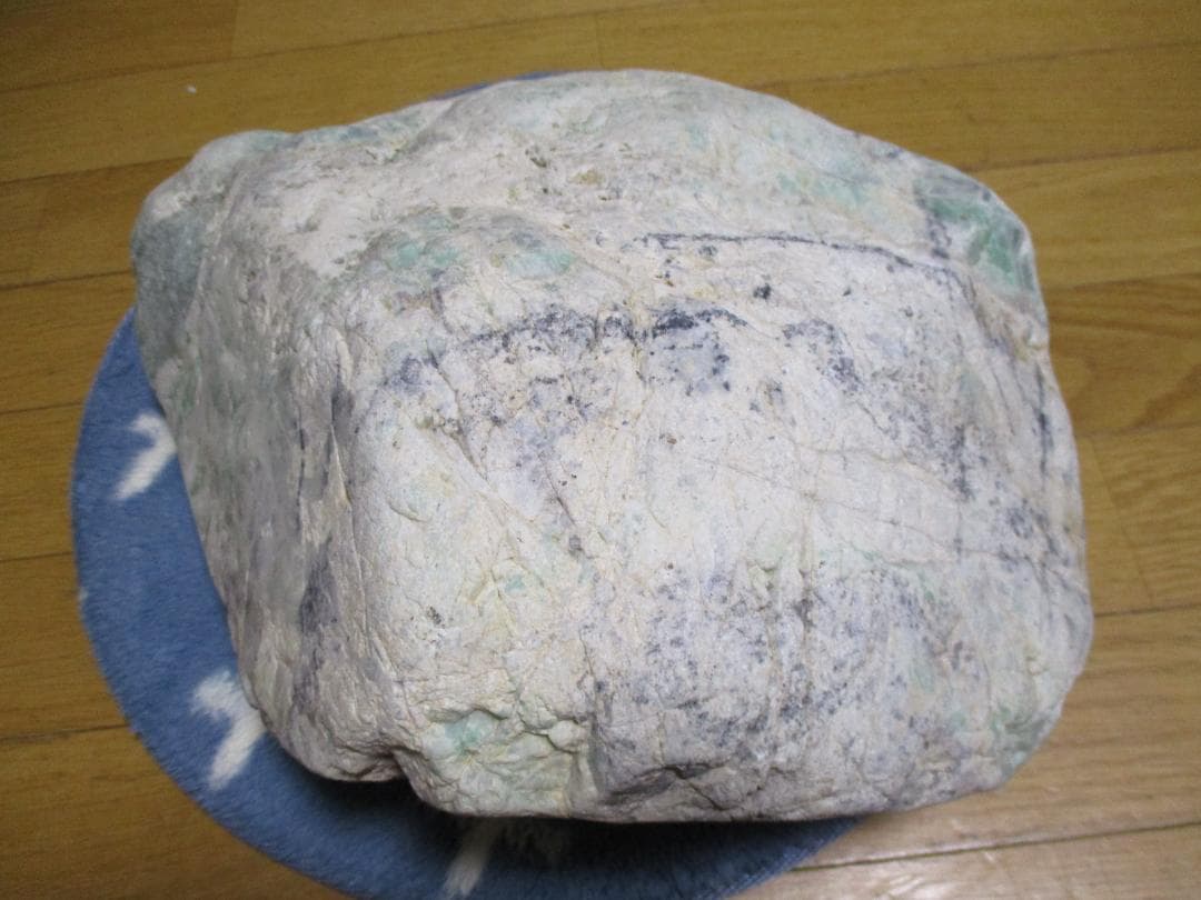 【希少】大型　緑たくさん　糸魚川　翡翠　原石 　自然状態　２６ｋｇ