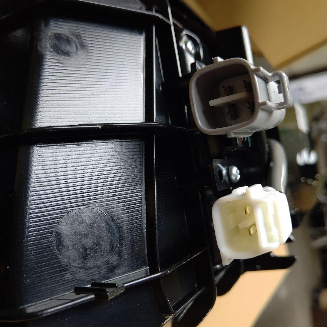 コイトLEDテールランプ左