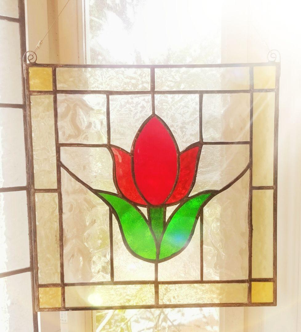 ステンドグラス　チューリップモチーフのパネル(スタンド付)