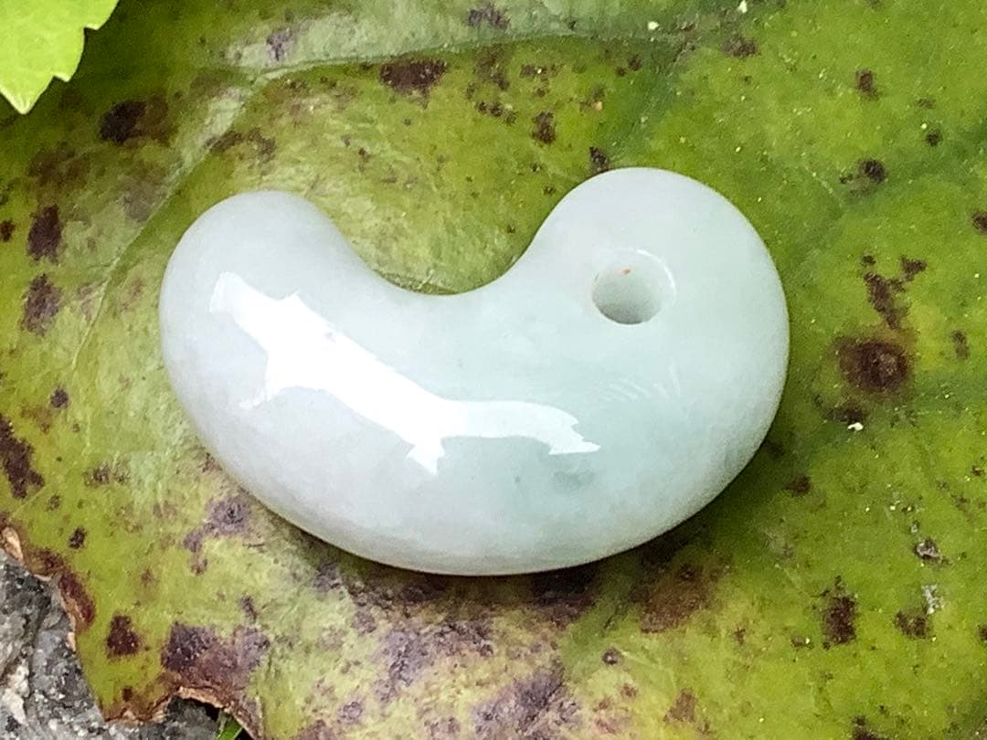 最低20万円以上の勾玉‼️御守り　糸魚川翡翠勾玉　商品に自信あり‼️鑑別書付本物を‼️