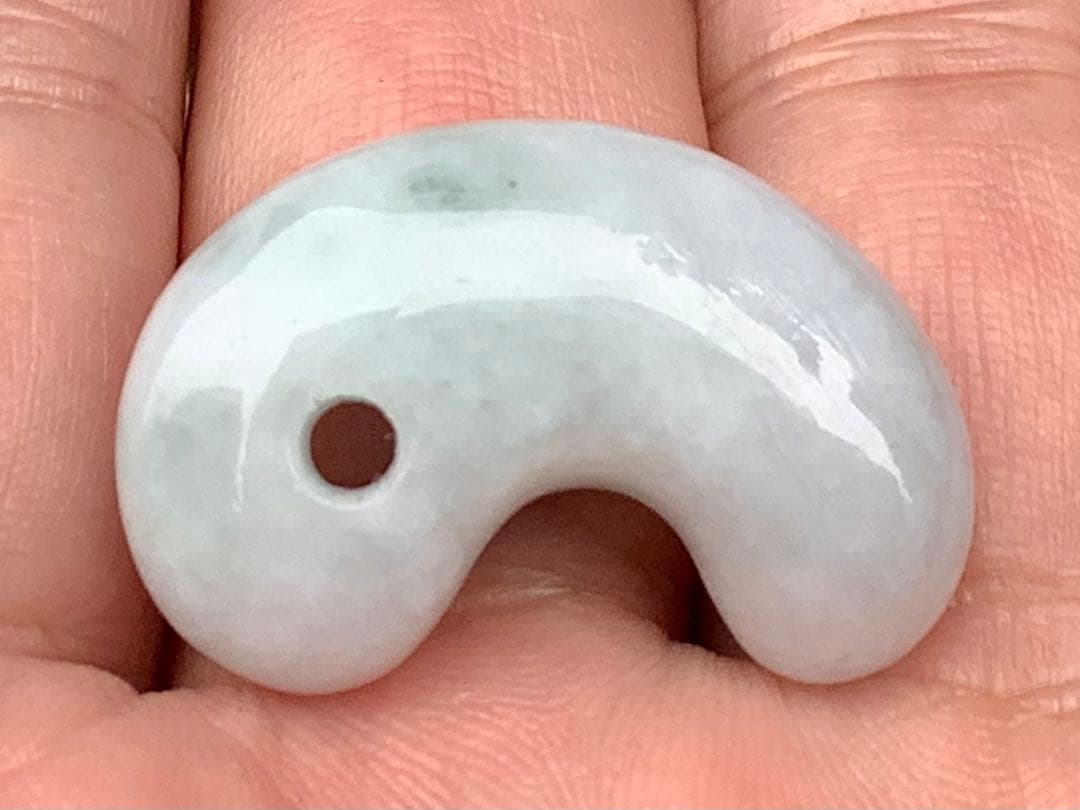 最低20万円以上の勾玉‼️御守り　糸魚川翡翠勾玉　商品に自信あり‼️鑑別書付本物を‼️