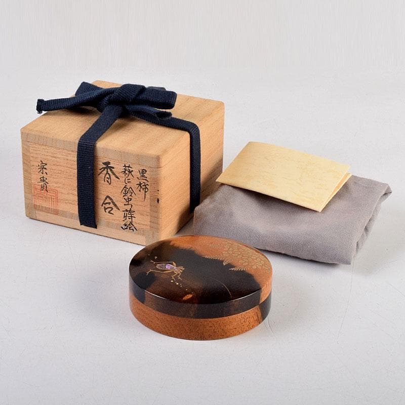 茶道具　輪島塗　北浜宗貴作　黒柿　螺鈿装飾　萩に鈴虫蒔絵　香合　共箱　V9157
