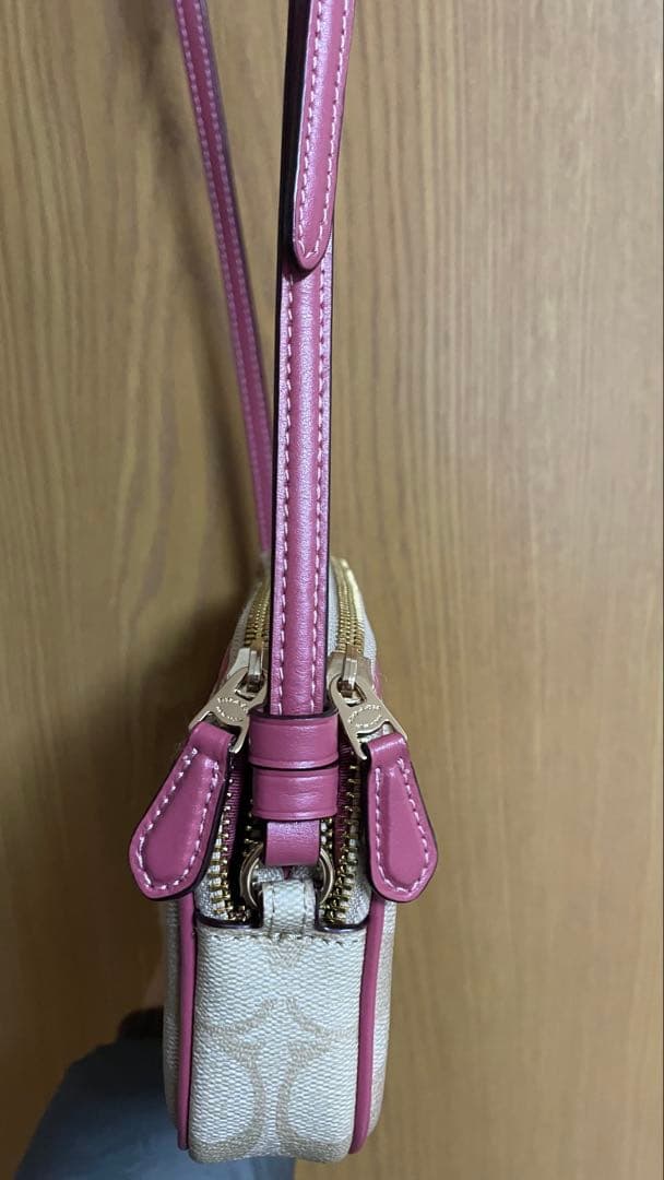 13日限定お値下げ【COACH スマホショルダーバッグ ベージュ/ピンク】