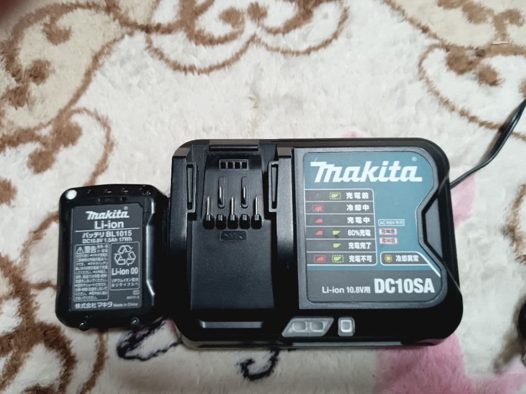 マキタ CL106FD 充電式クリーナー　バッテリー、充電器付