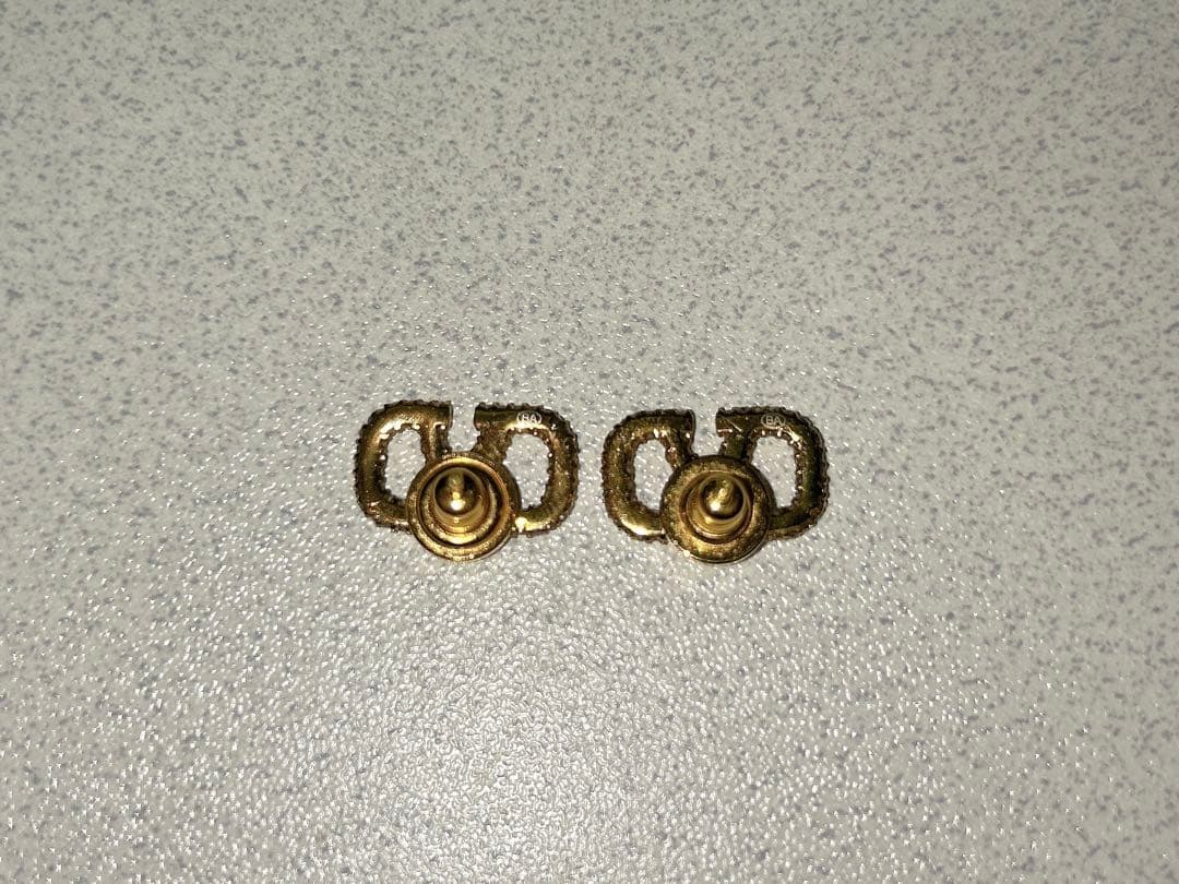 VALENTINO　Vロゴ　ピアス　ゴールド