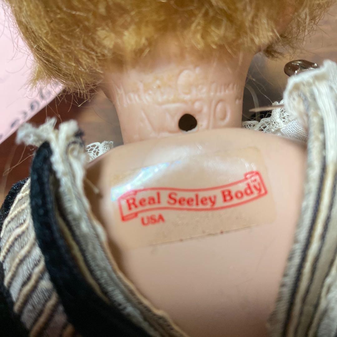 籠を持った　小　ビスクドール