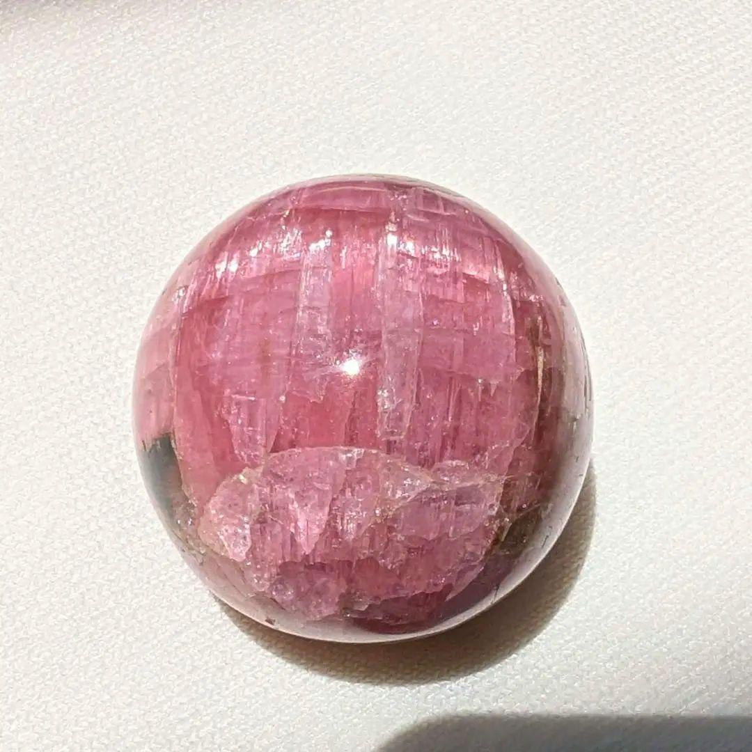 ロシア産ピンクトルマリンのスフィア（キャッツアイ効果）