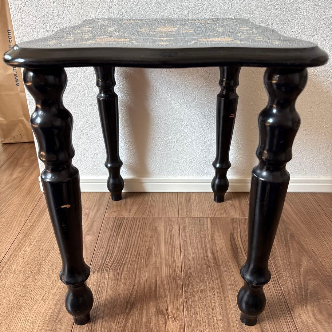 花柄装飾の木製小型テーブル