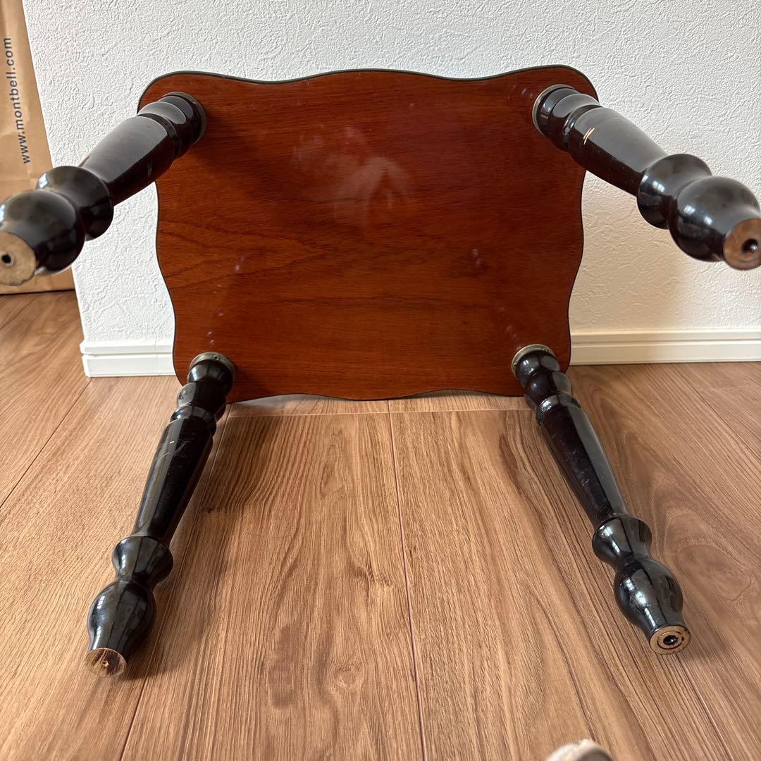 花柄装飾の木製小型テーブル