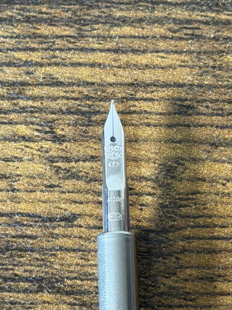 新品未使用　2009年限定　パールレッド 18金　万年筆 キャップレス デシモ